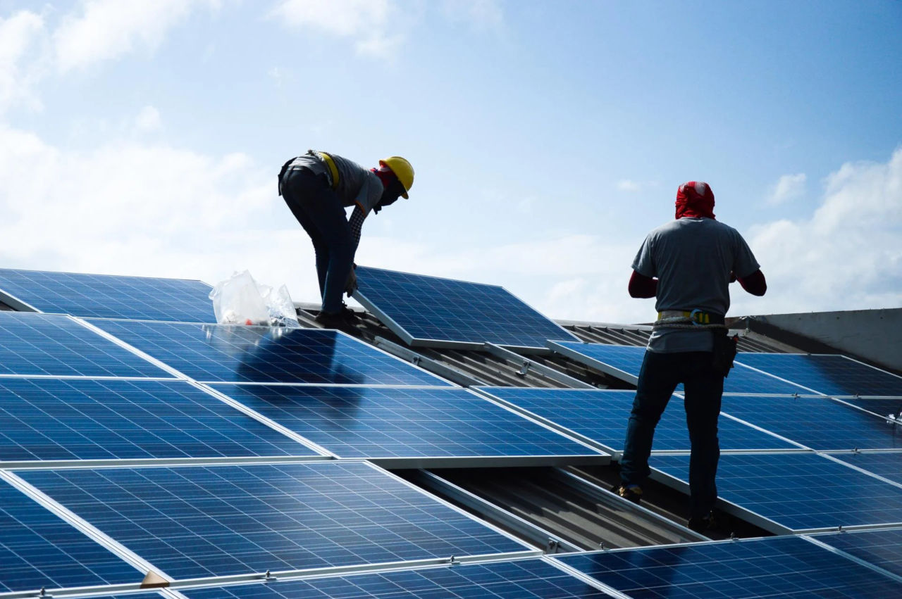 Prvo postavite solarne panele na krovove, a onda ćemo uvesti porez na sunčevu energiju!