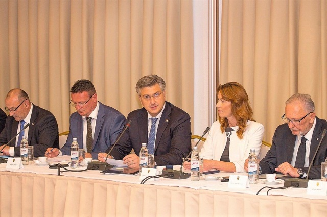 Sastanak Vlade sa županima, predstavnicima Udruge gradova i Udruge općina u Slunju