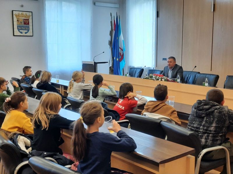 Župan u Palači Srijem primio učenike OŠ �Antuna Bauera� iz Vukovara