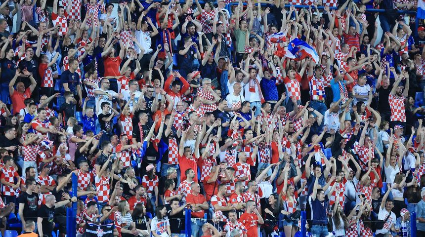 Fan zona i gledanje utakmice Hrvatska - Turska na velikom ekranu ispred stadiona 