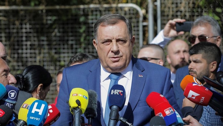 Dodik rekao da ne razumije optužnicu i odbio ustati na sudu: 'Bole me leđa'