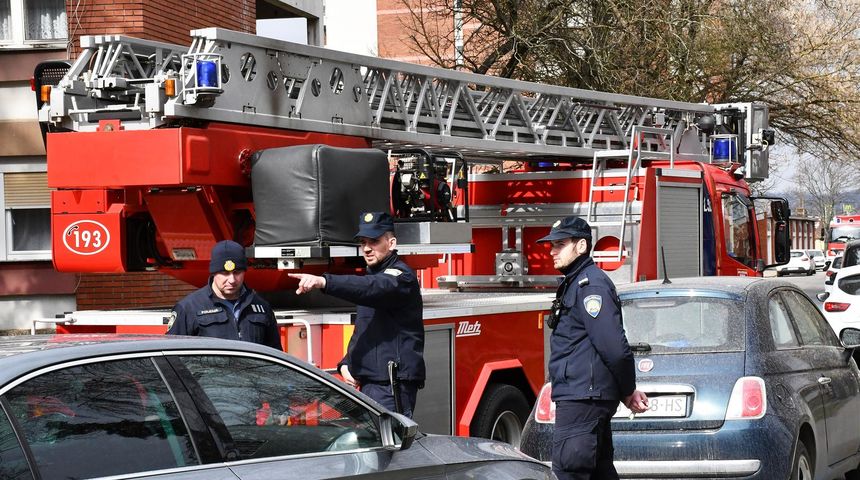 Vatrogasci žurili na mjesto nesreće pa udarili policijski automobil