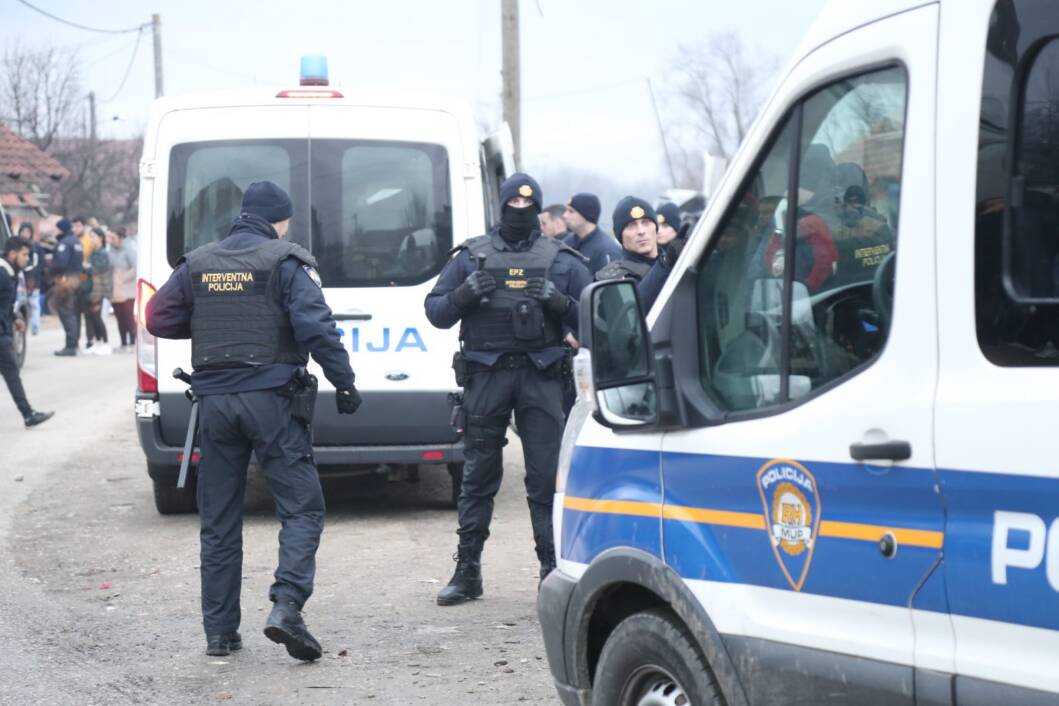Pokušao zgaziti policajca!