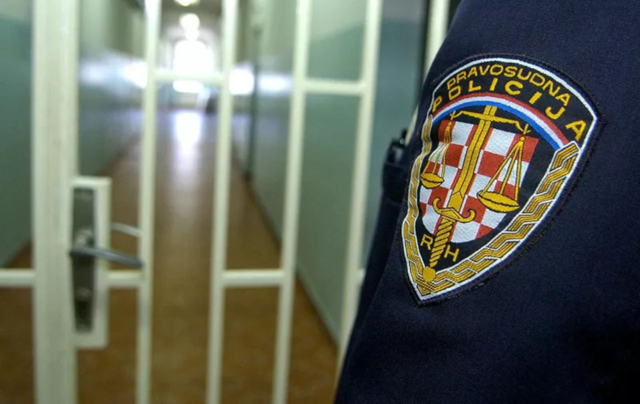 Krim policija prisluškivala kolegu: 'Ima li sira kakvog iđe?'; Ubrzo je sve otkriveno: 'Slavili smo prvi rođendan sina...'