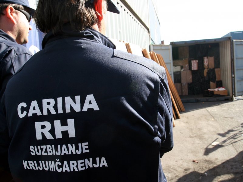 Dva carinika članovi zločinačkog udruženja