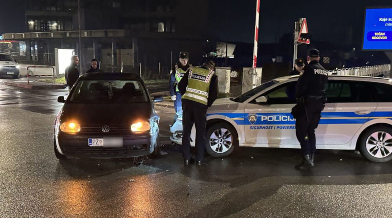 Policajac pod utjecajem alkohola vozio neprilagođenom brzinom i udario u drugi automobil 