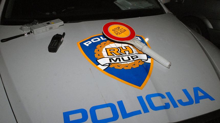 Dvoje klinaca u Osijeku ukrali kamione, odvezli se i slupali 