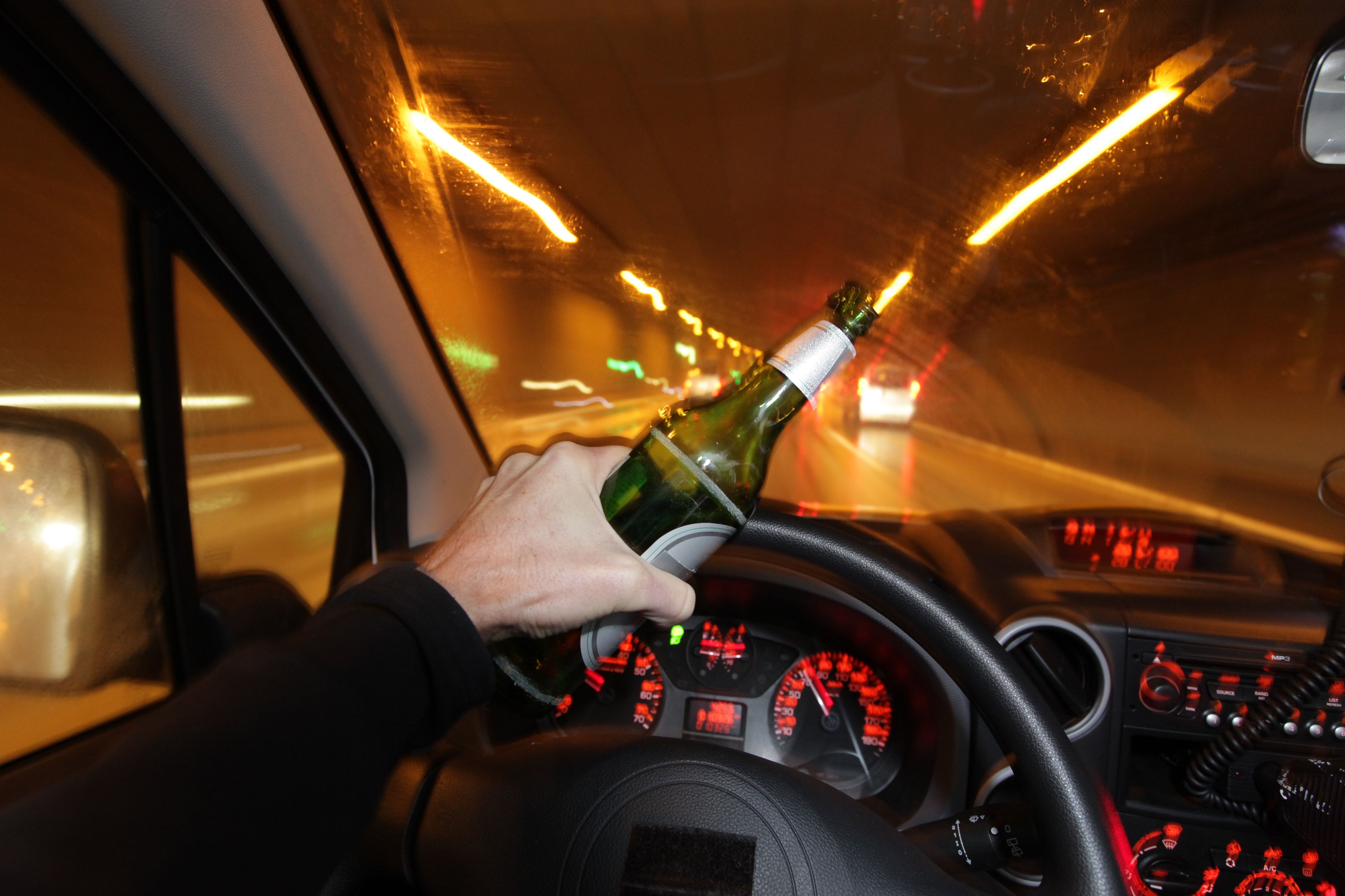 Auto sletio s ceste, potpuno uništen