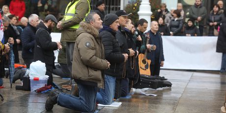 Molitelje ponovno ometali bubnjevim, žena legla i pjevala ' Zeko i potočić '