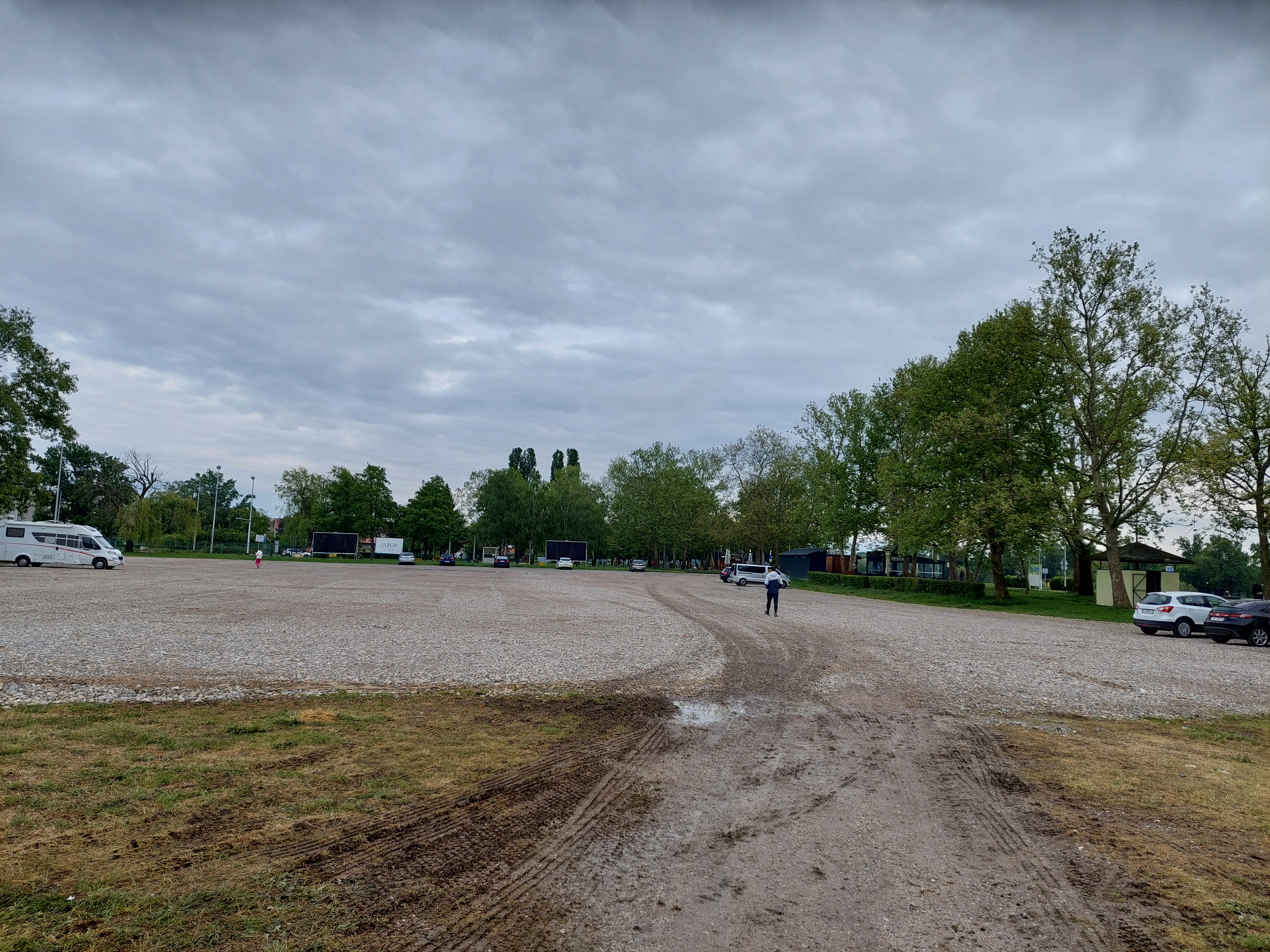 Pogledajte kako je 'zeleni' Tomašević uništio Jarunsku livadu za parking za aute koji ne mogu na jezero