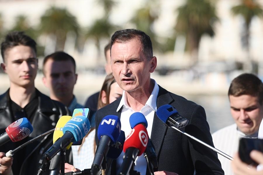 Kakva god politička borba bila, ali na taj način uvlačiti vojsku u nju je krajnji idiotizam