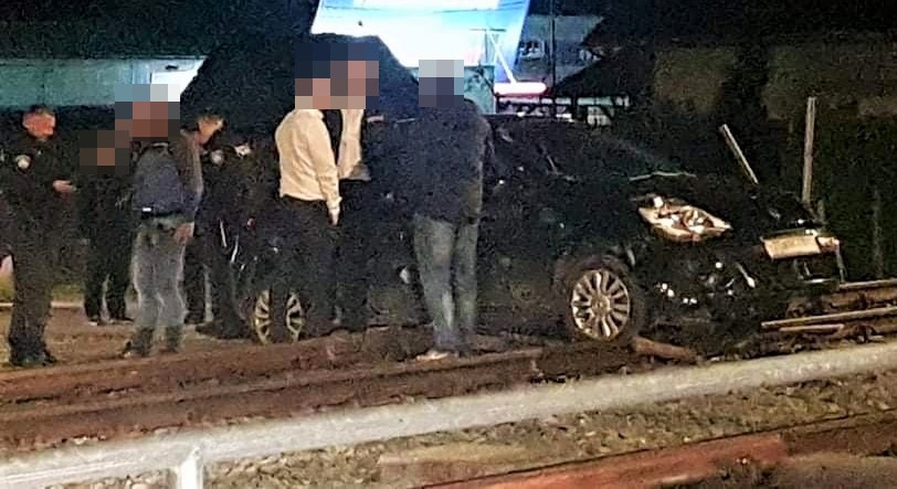 Pijan parkirao auto na pruzi i prekinula željeznički promet!