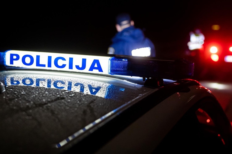 Drama kod Požege: Autom sletio u rijeku, vozač pobjegao i ostavio ozlijeđene putnike!