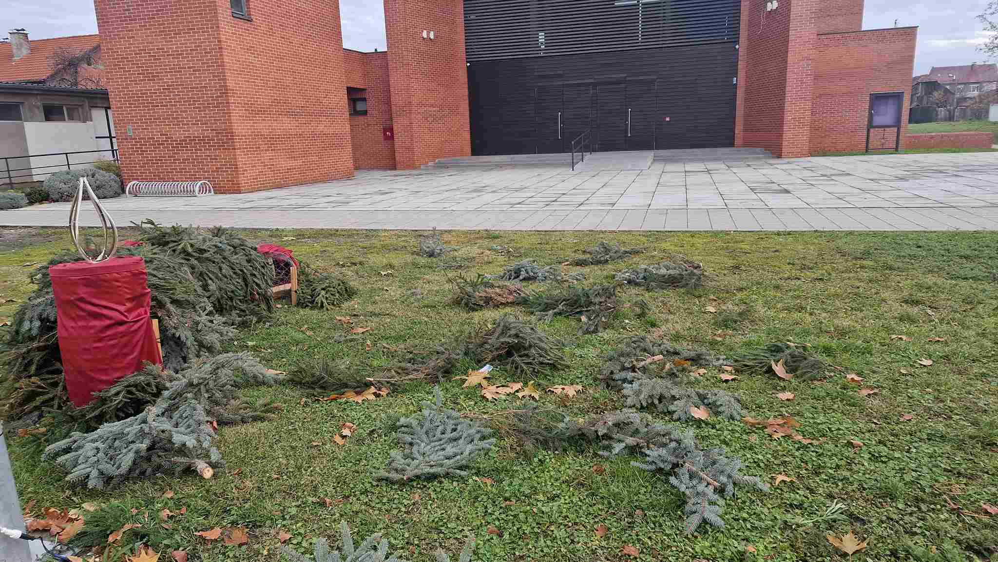 Vandalizam na početku došašća: Uništen adventski vijenac ispred vukovarske crkve