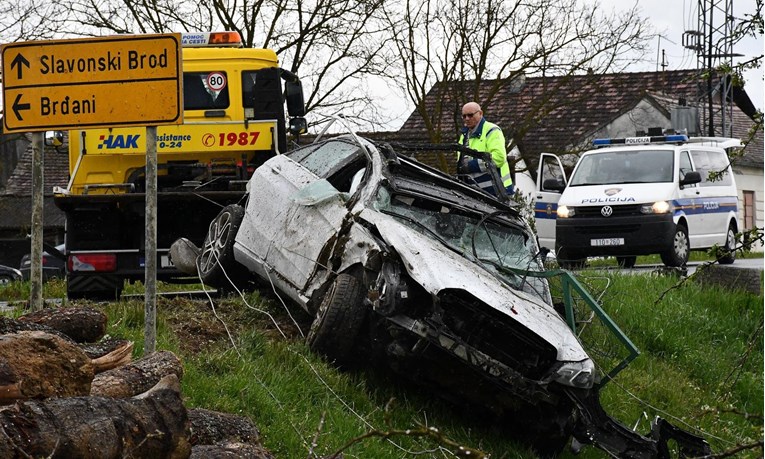Automobil sletio s ceste u Ljupini: Ženska osoba prevezena u bolnicu